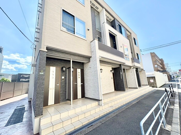 物件外観写真6　(エントランス部分)