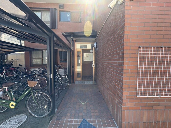物件外観写真2　(エントランス部分)