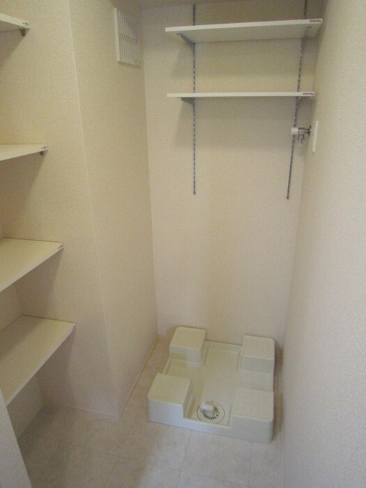 物件内観写真12　(洗濯機置場)