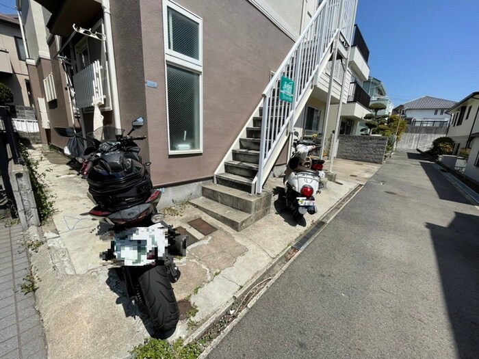 物件外観写真3　(エントランス部分)