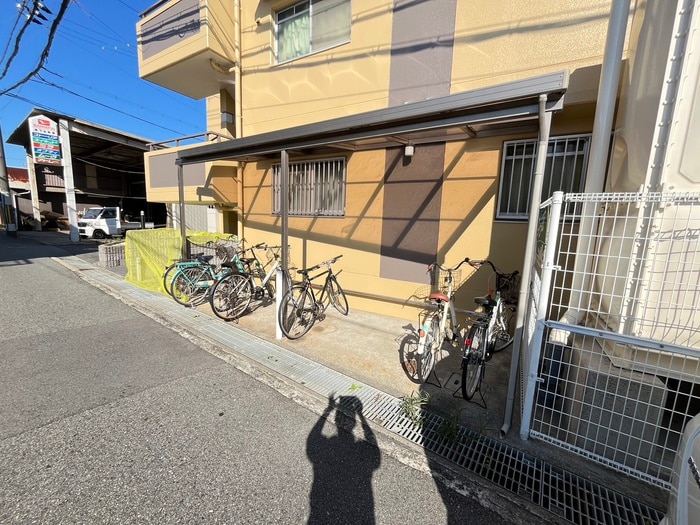 物件外観写真4　(駐輪場)