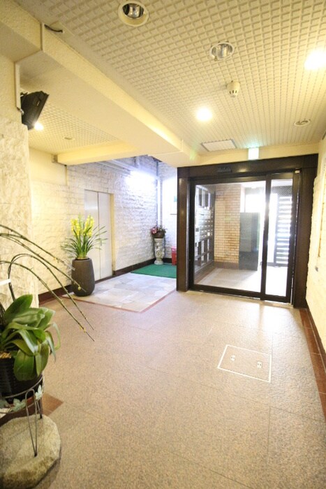 物件外観写真6　(エントランス部分)