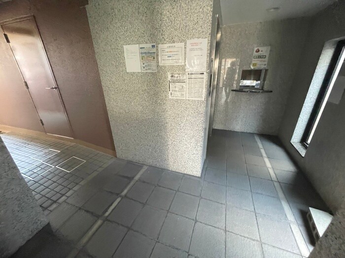 物件外観写真6　(エントランス部分)