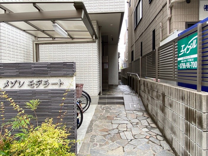 物件外観写真2　(エントランス部分)