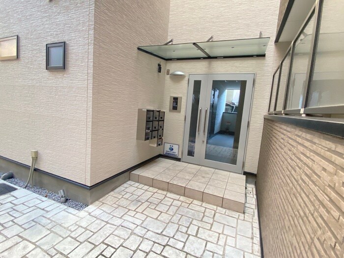物件外観写真4　(エントランス部分)