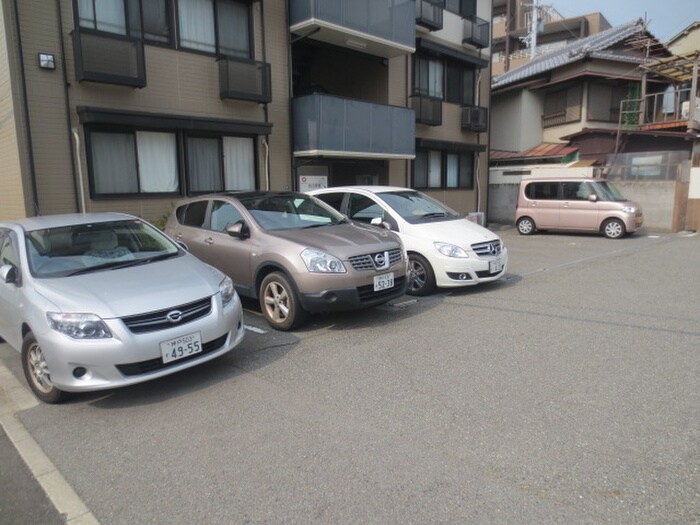 物件外観写真4　(駐車場)