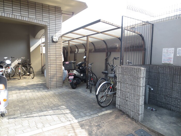 物件外観写真3　(駐輪場)