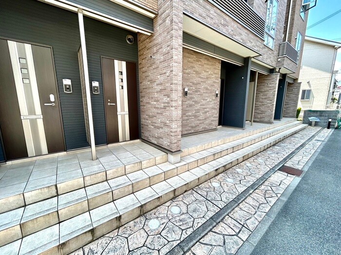 物件外観写真2　(エントランス部分)