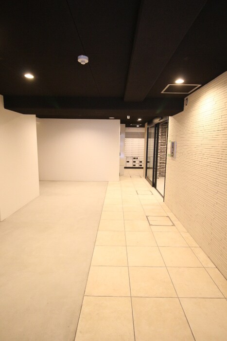 物件外観写真2　(エントランス部分)