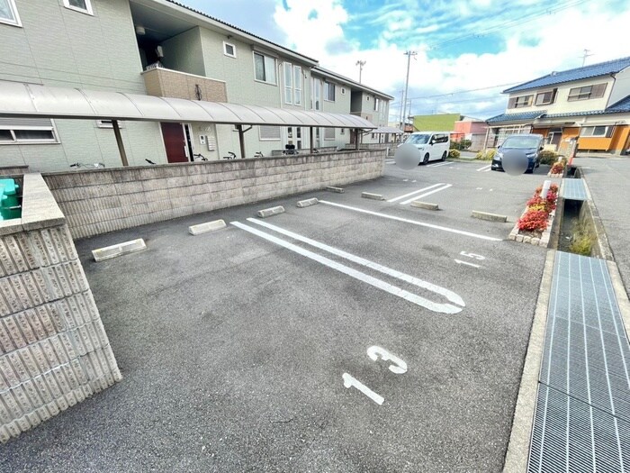 物件外観写真2　(駐車場)