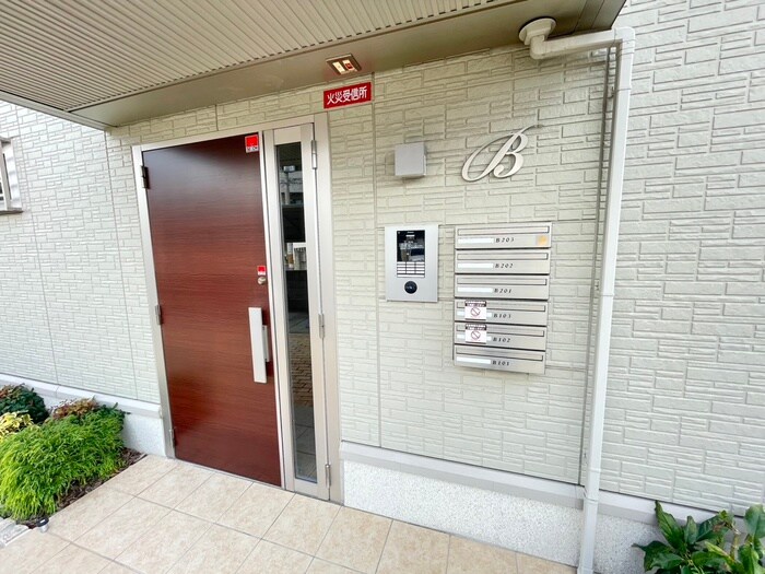 物件外観写真6　(エントランス部分)