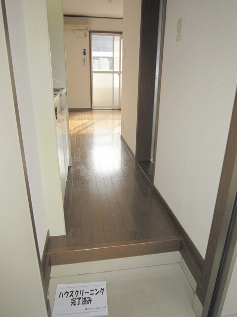 物件内観写真4　(玄関)