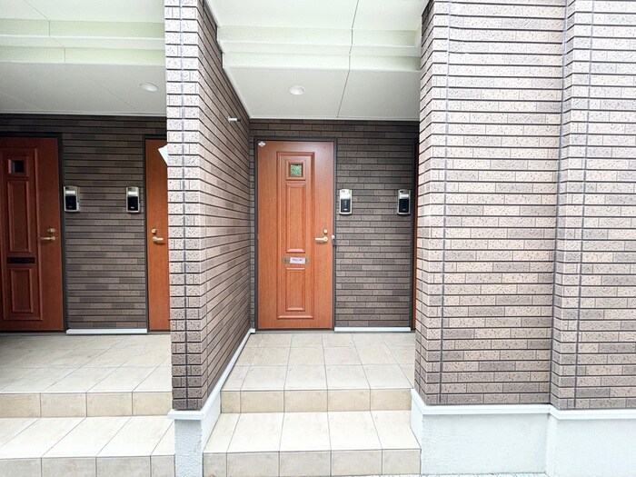 物件外観写真4　(エントランス部分)