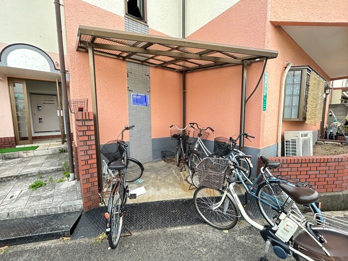 物件外観写真3　(駐輪場)