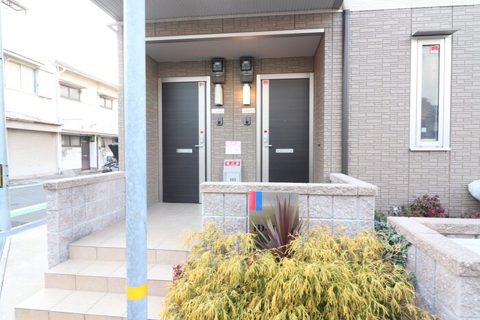 物件外観写真4　(エントランス部分)