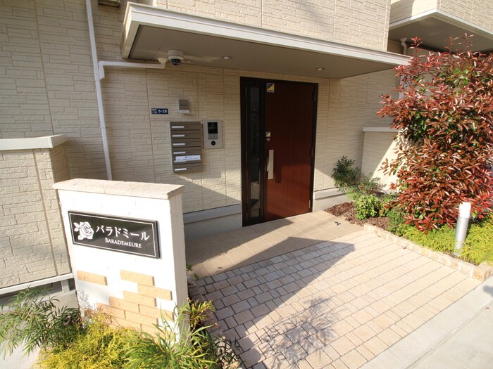 物件外観写真2　(エントランス部分)