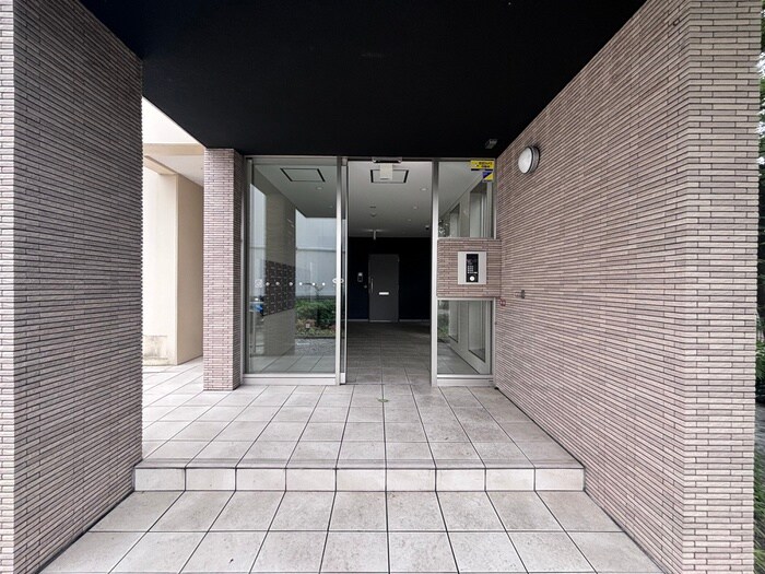 物件外観写真4　(エントランス部分)