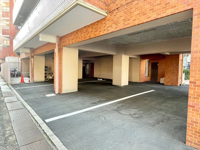 物件外観写真4　(駐車場)