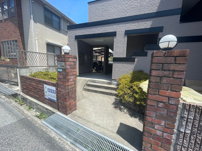 物件外観写真3　(エントランス部分)