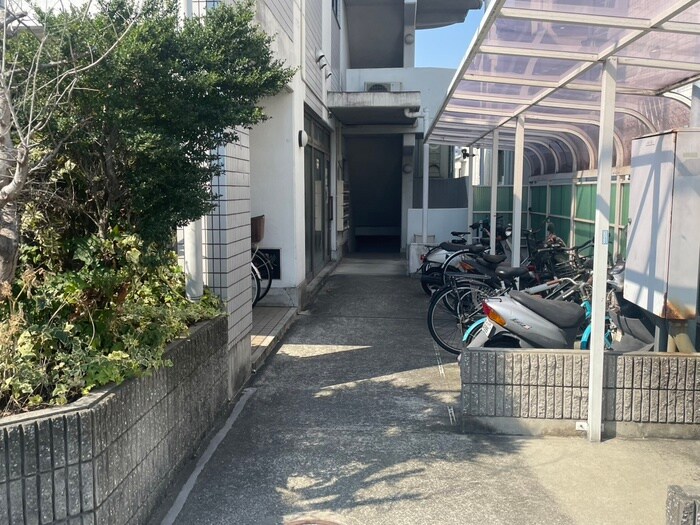 物件外観写真2　(エントランス部分)