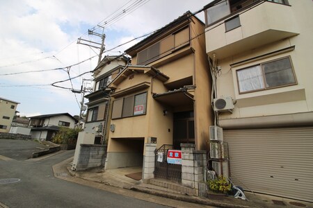 大枝中山町ガレージ付き貸家外観写真