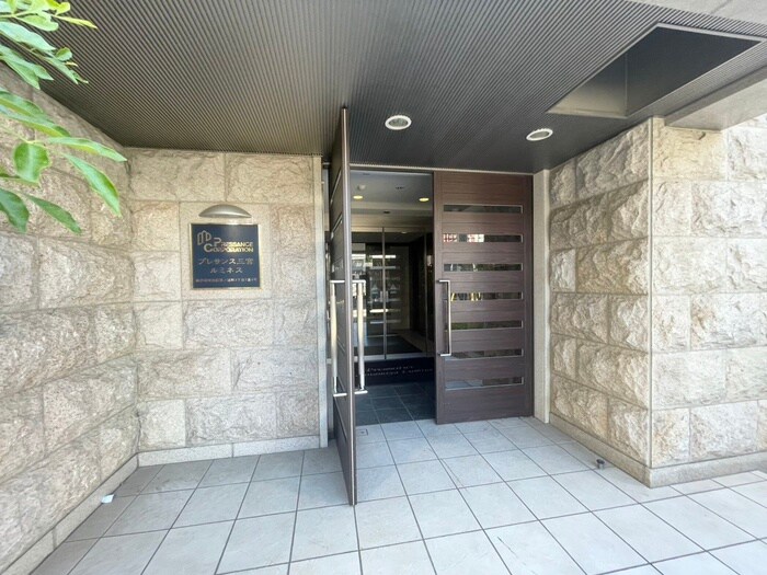 物件外観写真3　(エントランス部分)