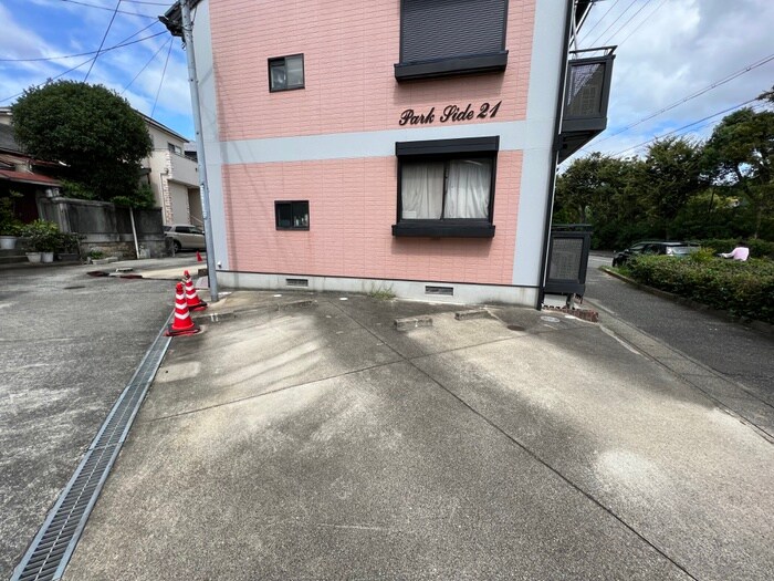 物件外観写真4　(駐車場)