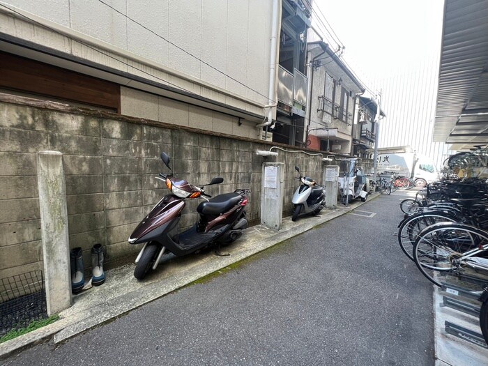 物件外観写真6　(バイク置き場)