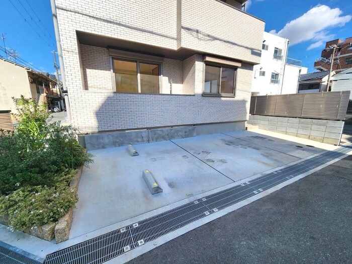 物件外観写真2　(駐車場)