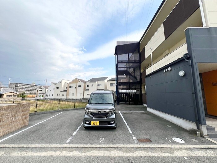 物件外観写真5　(駐車場)