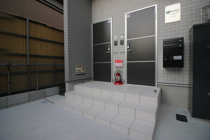 物件外観写真2　(エントランス部分)