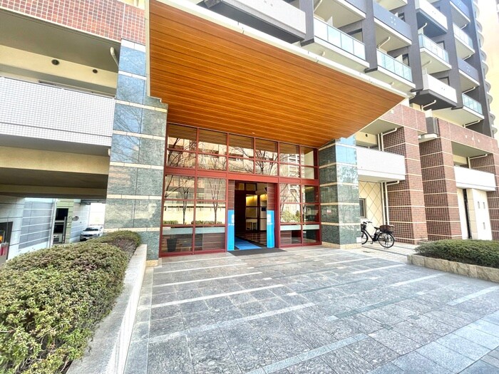 物件外観写真2　(エントランス部分)