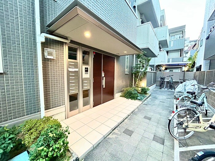 物件外観写真2　(エントランス部分)