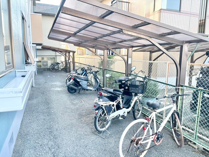 物件外観写真4　(駐輪場)