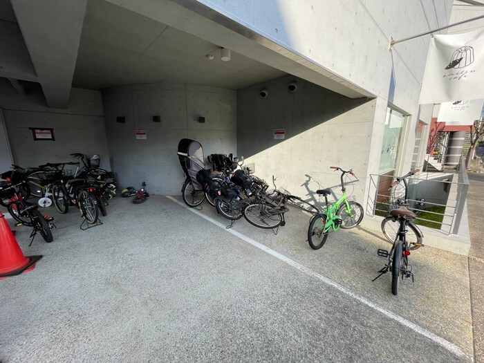 物件外観写真3　(駐輪場)