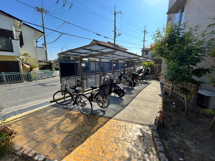 物件外観写真4　(駐輪場)
