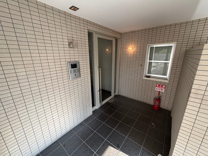 物件外観写真4　(エントランス部分)