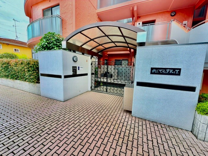 物件外観写真6　(エントランス部分)