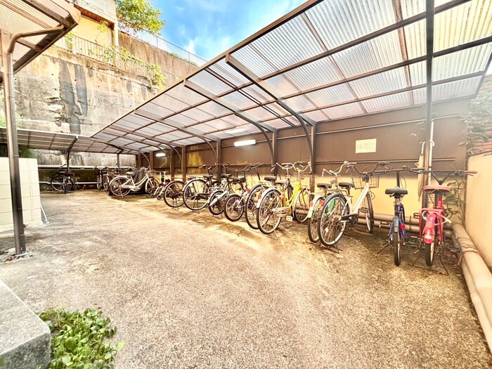 物件外観写真5　(駐輪場)