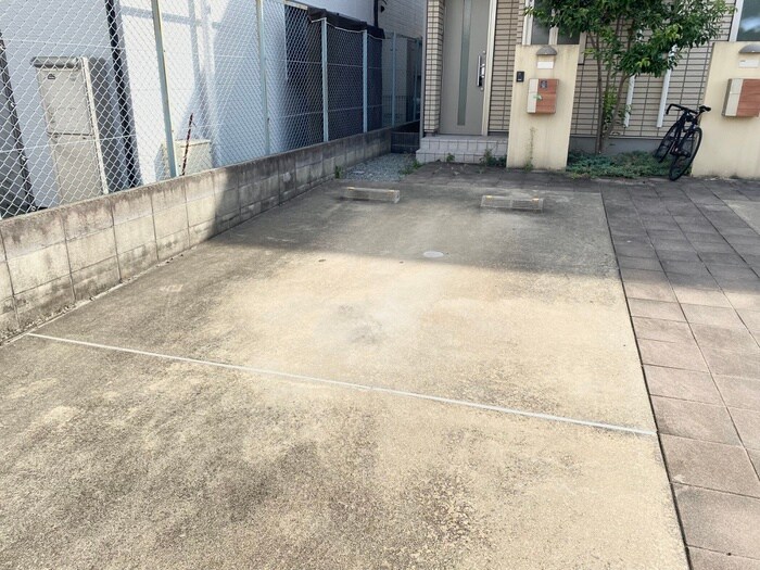 物件外観写真3　(駐車場)