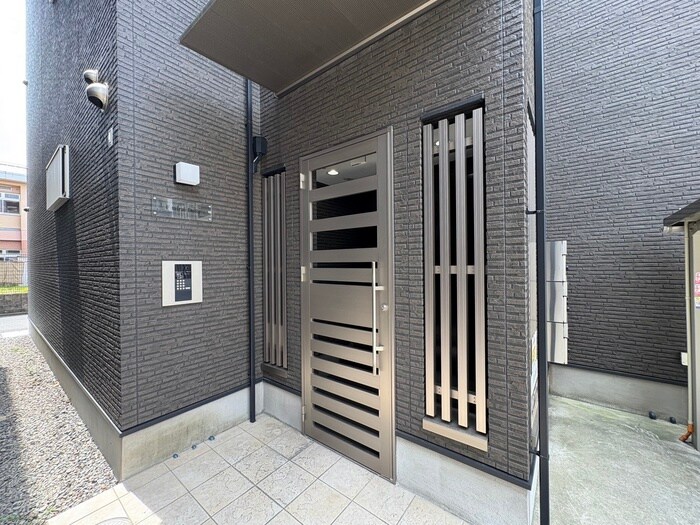 物件外観写真2　(エントランス部分)