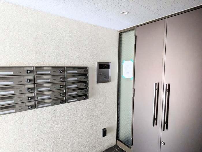 物件外観写真5　(エントランス部分)