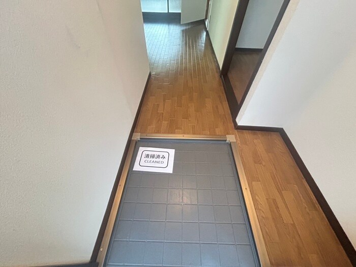 物件内観写真4　(玄関)