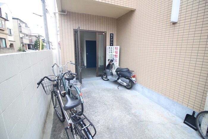 物件外観写真3　(エントランス部分)