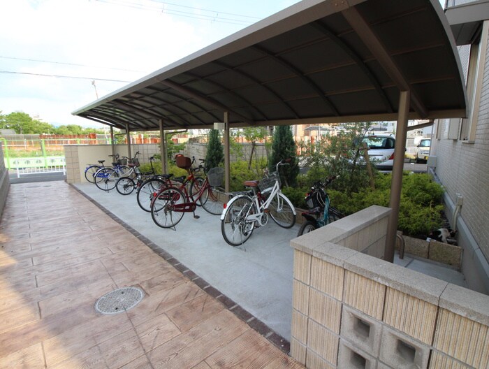 物件外観写真4　(駐輪場)