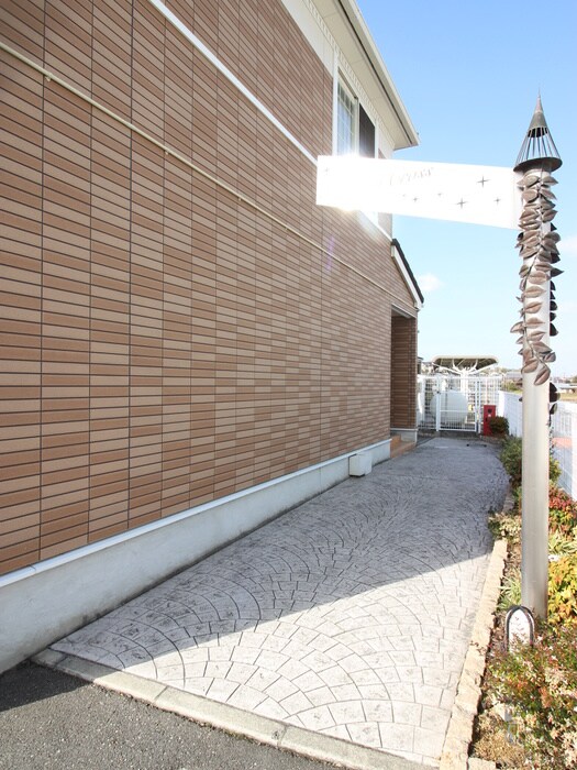 物件外観写真2　(エントランス部分)