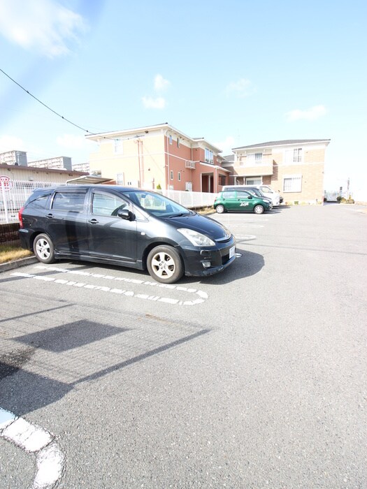物件外観写真3　(駐車場)