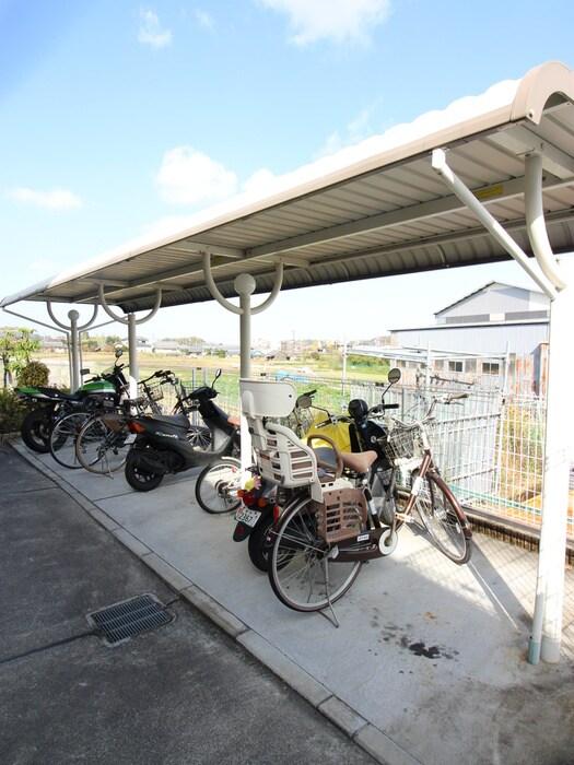物件外観写真4　(駐輪場)