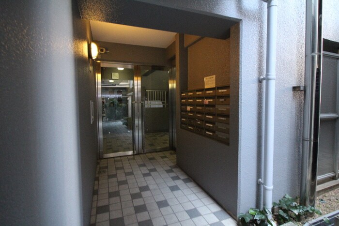 物件外観写真4　(エントランス部分)