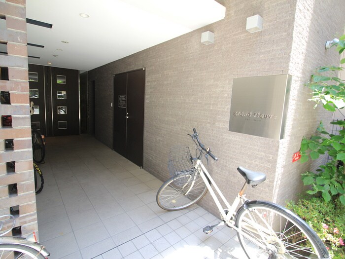 物件外観写真3　(エントランス部分)